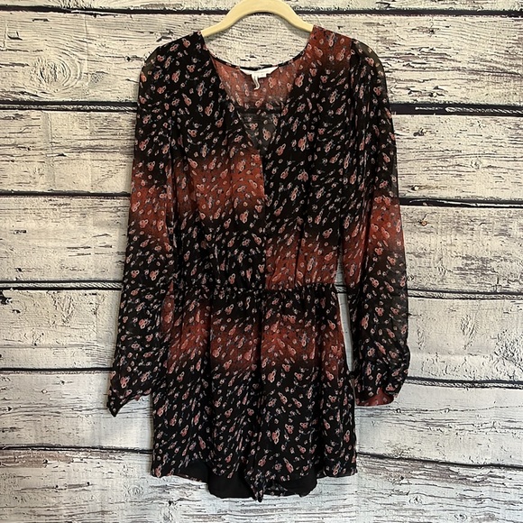 BCBGeneration Button Front V Neck Floral Chiffon Romper Size M - Picture 3 of 16